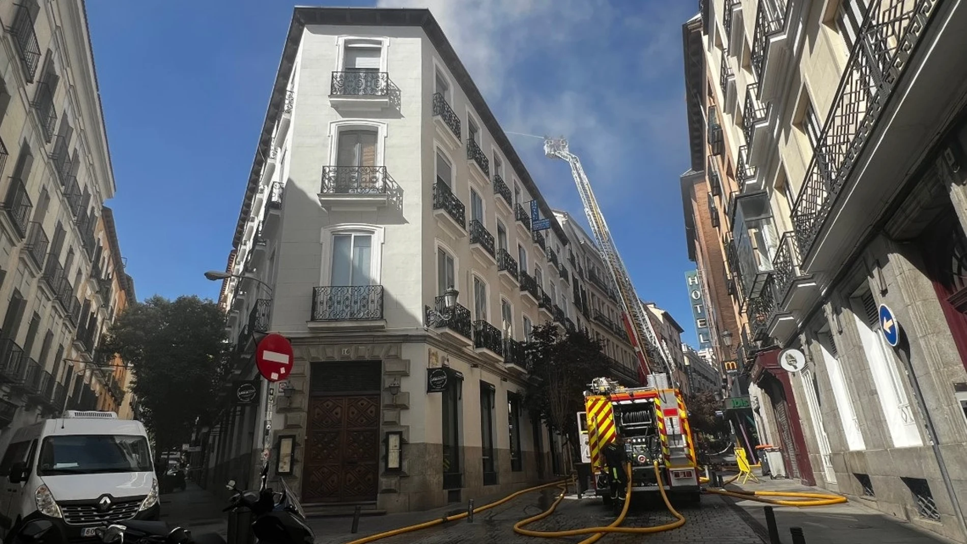 Incendio en la calle del Prado REMITIDA / HANDOUT por EMERGENCIAS MADRID Fotografía remitida a medios de comunicación exclusivamente para ilustrar la noticia a la que hace referencia la imagen, y citando la procedencia de la imagen en la firma 10/07/2025