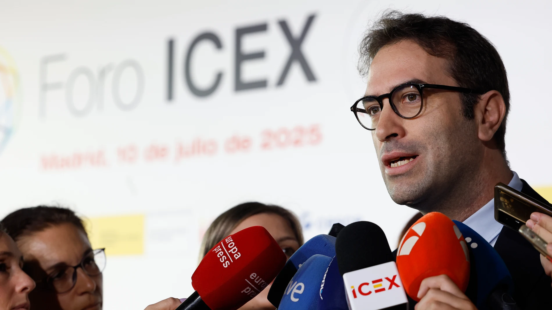 MADRID, 10/07/2025.- El ministro de Economía, Carlos Cuerpo, atiende a los medios a su llegada al Foro ICEX 2025, este jueves, en Madrid. EFE/ Chema Moya