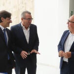El presidente del Puerto de Alicante, Luis Rodríguez, el presidente de la Diputación de Alicante, Toni Pérez, y el presidente de Avecal, Vicente Pastor, hoy en el Puerto de Alicante