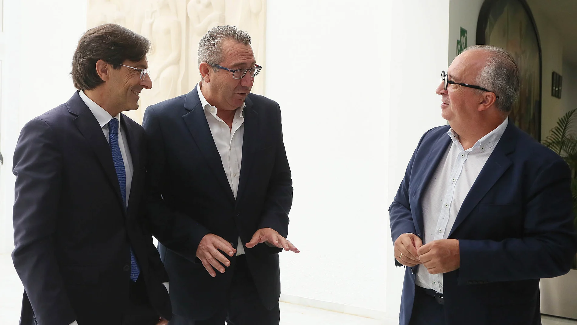 El presidente del Puerto de Alicante, Luis Rodríguez, el presidente de la Diputación de Alicante, Toni Pérez, y el presidente de Avecal, Vicente Pastor, hoy en el Puerto de Alicante