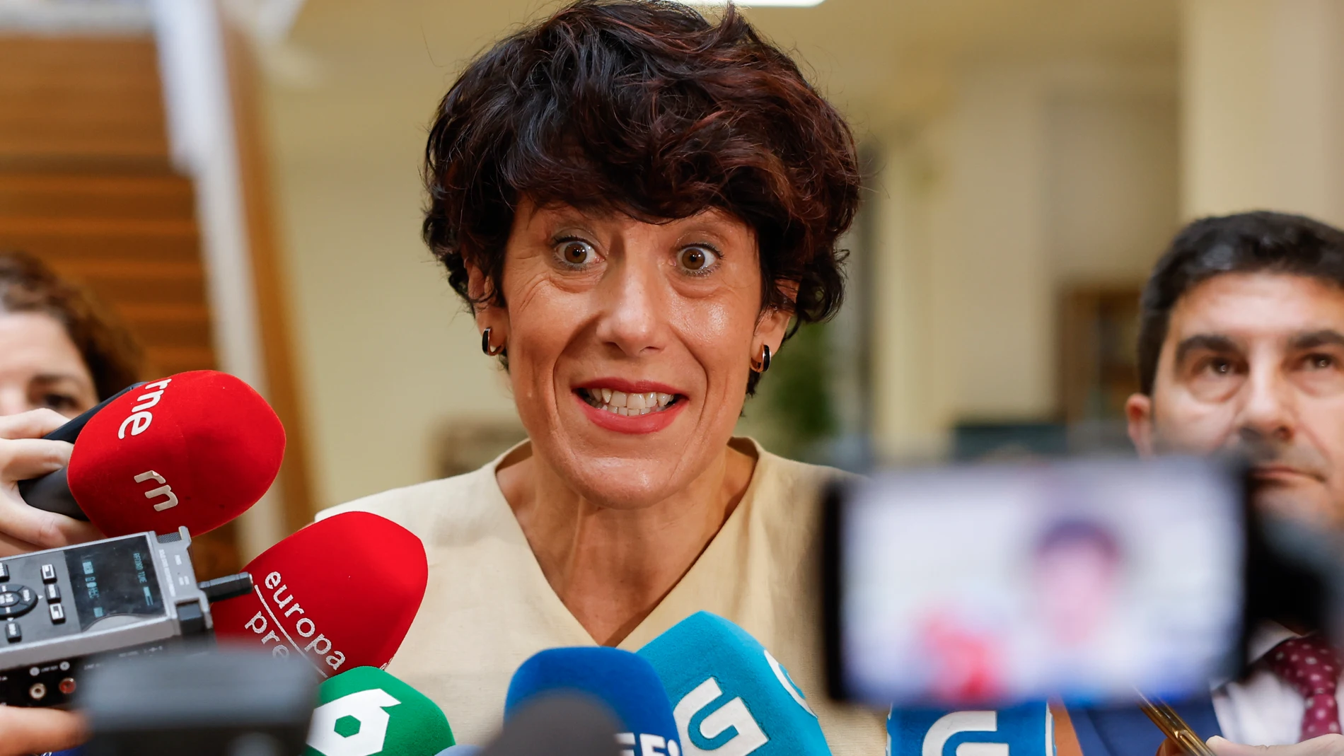 SANTIAGO DE COMPOSTELA, 10/07/2025.- La ministra de Inclusión, Seguridad Social y Migraciones, Elma Saiz, realiza declaraciones sobre las migraciones y las políticas públicas dirigidas a las personas migrantes, antes de participar en un congreso sobre migraciones y refugiados, este jueves en Santiago de Compostela. EFE/Lavandeira jr