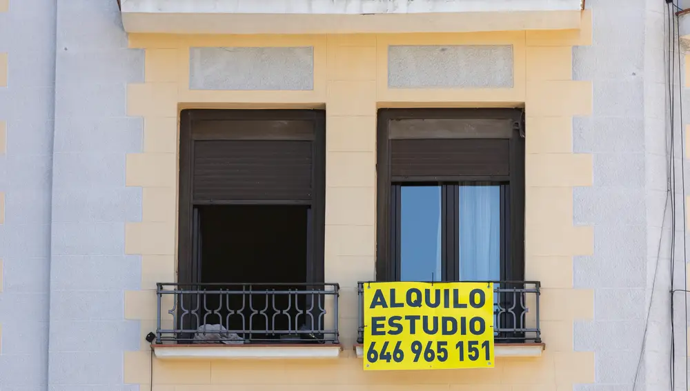 Cartel que anuncia alquiler de estudio en Madrid.
