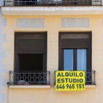 Cartel que anuncia alquiler de estudio en Madrid.