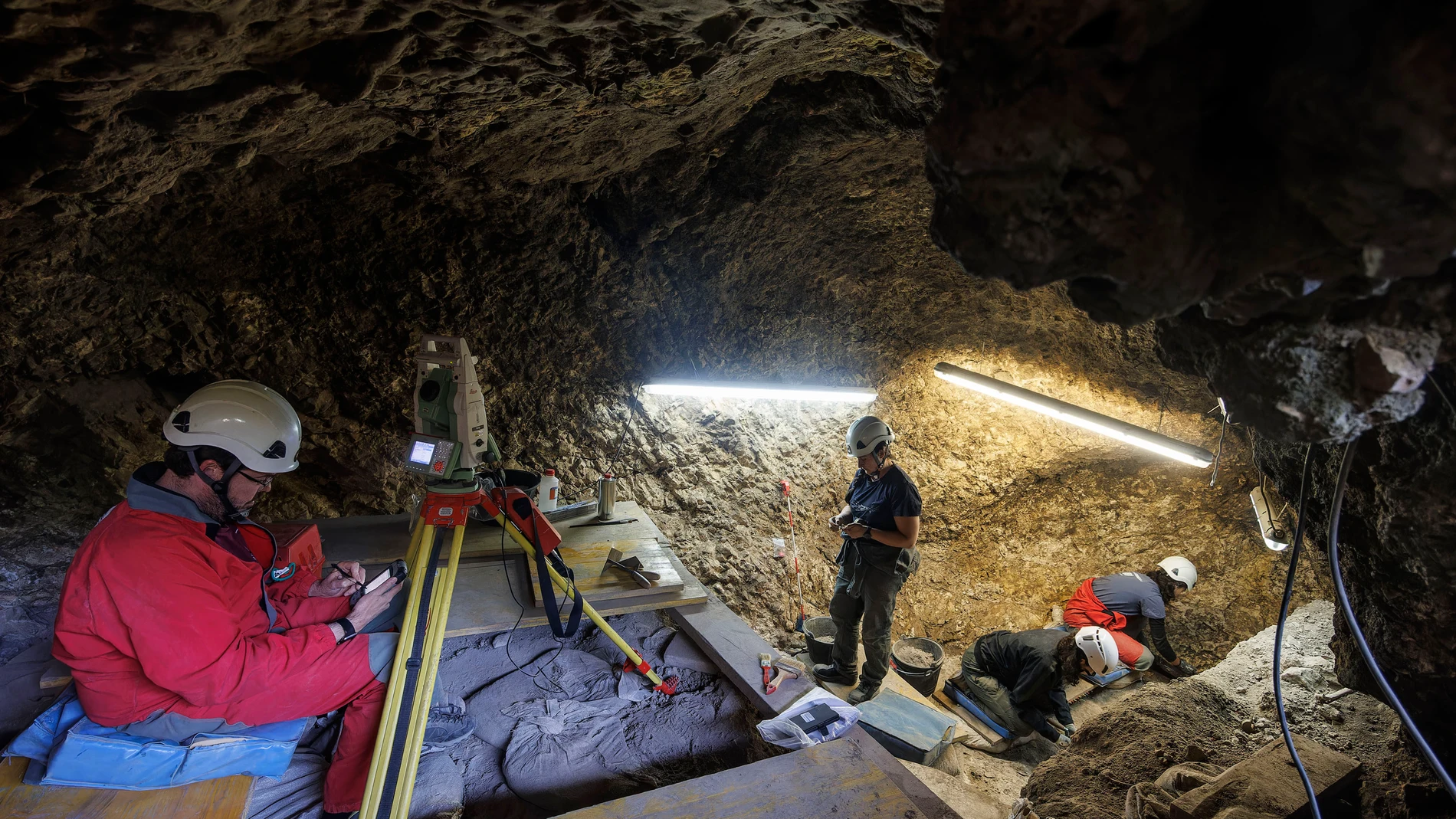 ATAPUERCA (BURGOS), 10/07/2025.- Trabajos en el yacimiento de Cueva de El Mirador en Atapuerca. Cueva Fantasma, el yacimiento más grande de la sierra de Atapuerca (Burgos), se ha revelado como un espacio especialmente rico en restos dentro del complejo debido a su diversidad. En otro de los yacimientos del complejo, El Mirador, trabajan en una época mucho más reciente, con restos de hace unos 7.500 años.EFE/ Santi Otero