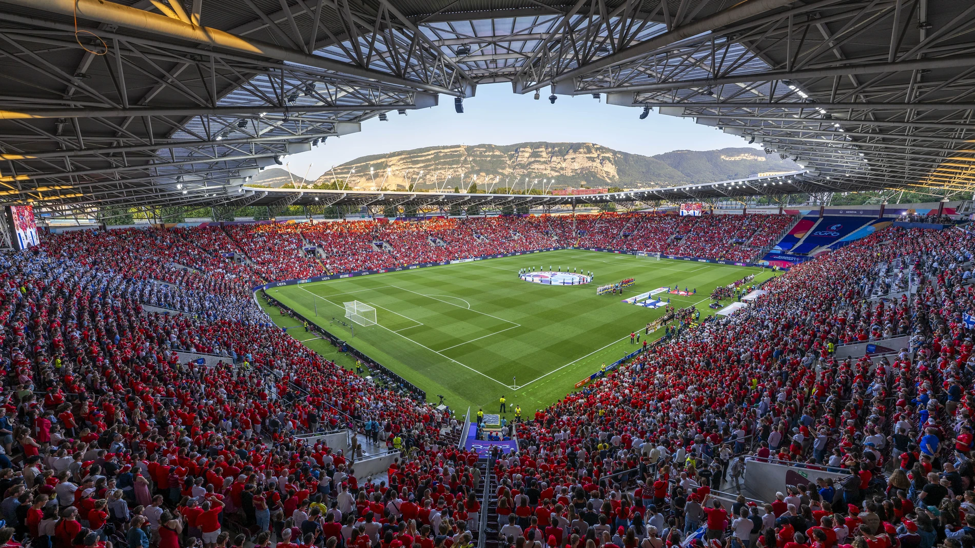Geneva (Switzerland), 10/07/2025.- People attend the UEFA Women's EURO 2025 Group A soccer match between Finland and Switzerland, in Geneva, Switzerland, 10 July 2025. (Finlandia, Suiza, Ginebra) EFE/EPA/MARTIAL TREZZINI EDITORIAL USE ONLY