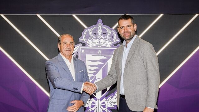 Cipriano García y Gabriel Solares tras firmar el acuerdo