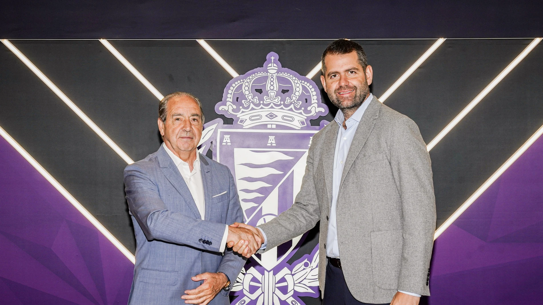 Cipriano García y Gabriel Solares tras firmar el acuerdo