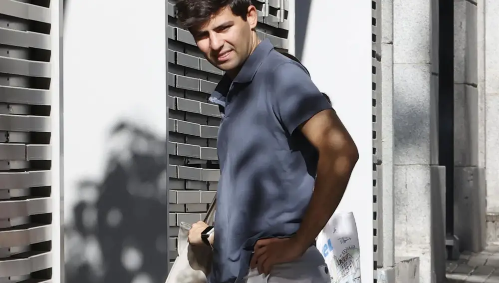 Juan Urquijo visita a su hermana Teresa, a Martínez-Almeida y al pequeño Lucas cargado de regalos