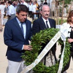 El presidente Mazón y la alcaldesa Catalá junto al hermano de José Edmundo Casañ