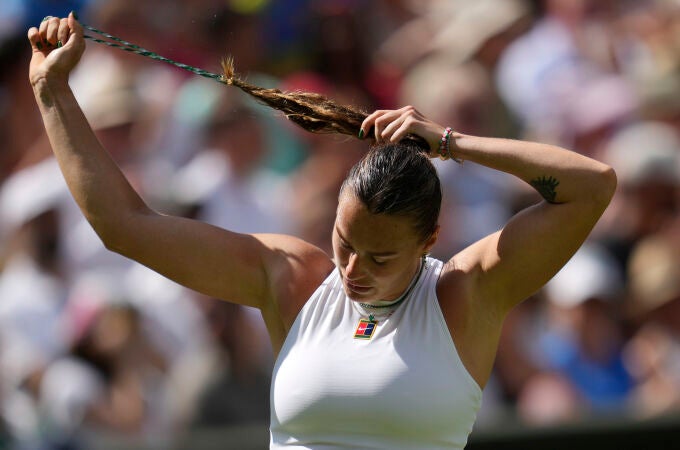Sabalenka se ajusta la coleta en su partido ante Anisimova