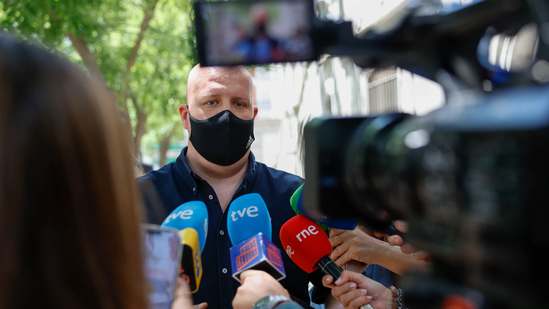 MADRID, 11/07/2025.- El empresario Álvaro Romillo atiende a la prensa tras testificar ante el Tribunal Supremo este viernes. Romillo fue quien denunció al eurodiputado Luis Pérez Fernández, conocido como Alvise, a quien dijo haber entregado el 27 de mayo de 2024, antes de las elecciones europeas, 100.000 euros para su formación. EFE/ Mariscal