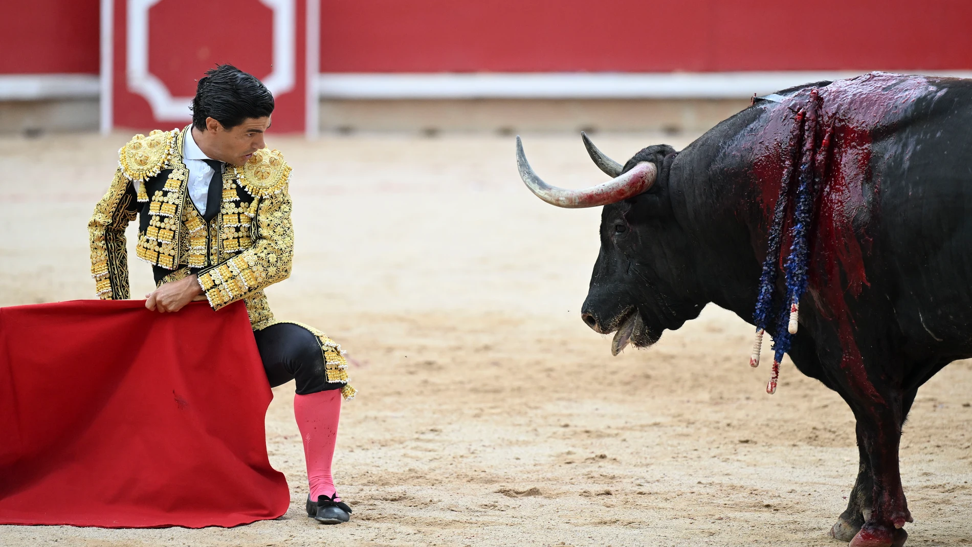 PAMPLONA, 11/07/2025.- El torero Pablo Aguado durante la lidia a su primer toro de la tarde en la séptima de abono de la Feria de Toro de los Sanfermines 2025 con toros de la ganadería extremeña de Jandilla y en la que comparte cartel con los diestros Juan Ortega y Andrés Roca Rey. EFE/Daniel Fernández