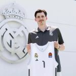 David Krämer posa con su nueva camiseta, la del Real Madrid