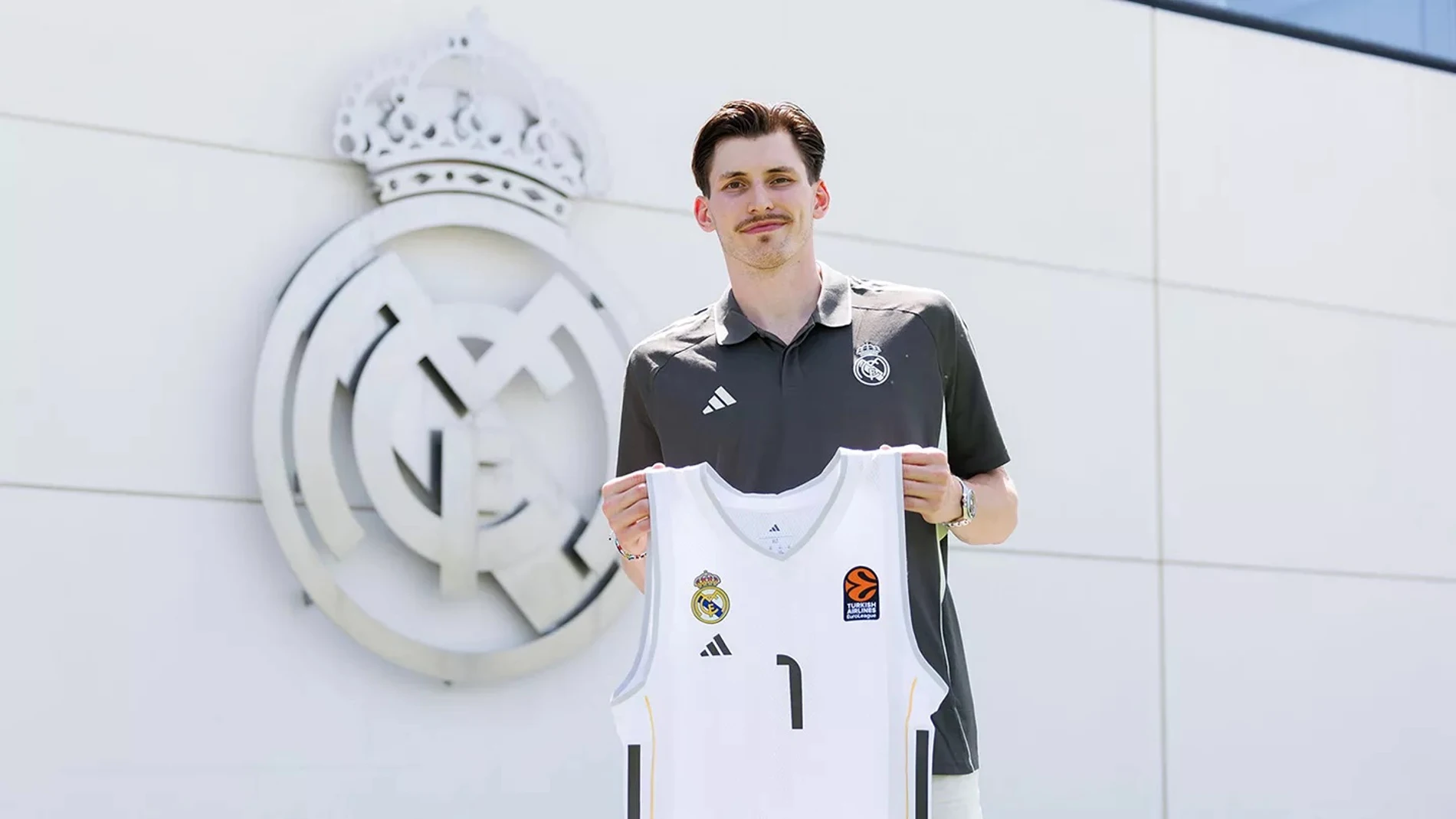 David Krämer posa con su nueva camiseta, la del Real Madrid