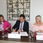 El alcalde de Toledo, Carlos Velázquez ha firmado hoy en el Ayuntamiento de Toledo el convenio VioGén, junto a la vicealcaldesa de Toledo, Inés Cañizares, y la delegada del Gobierno en Castilla-La Mancha, Milagros Tolón.