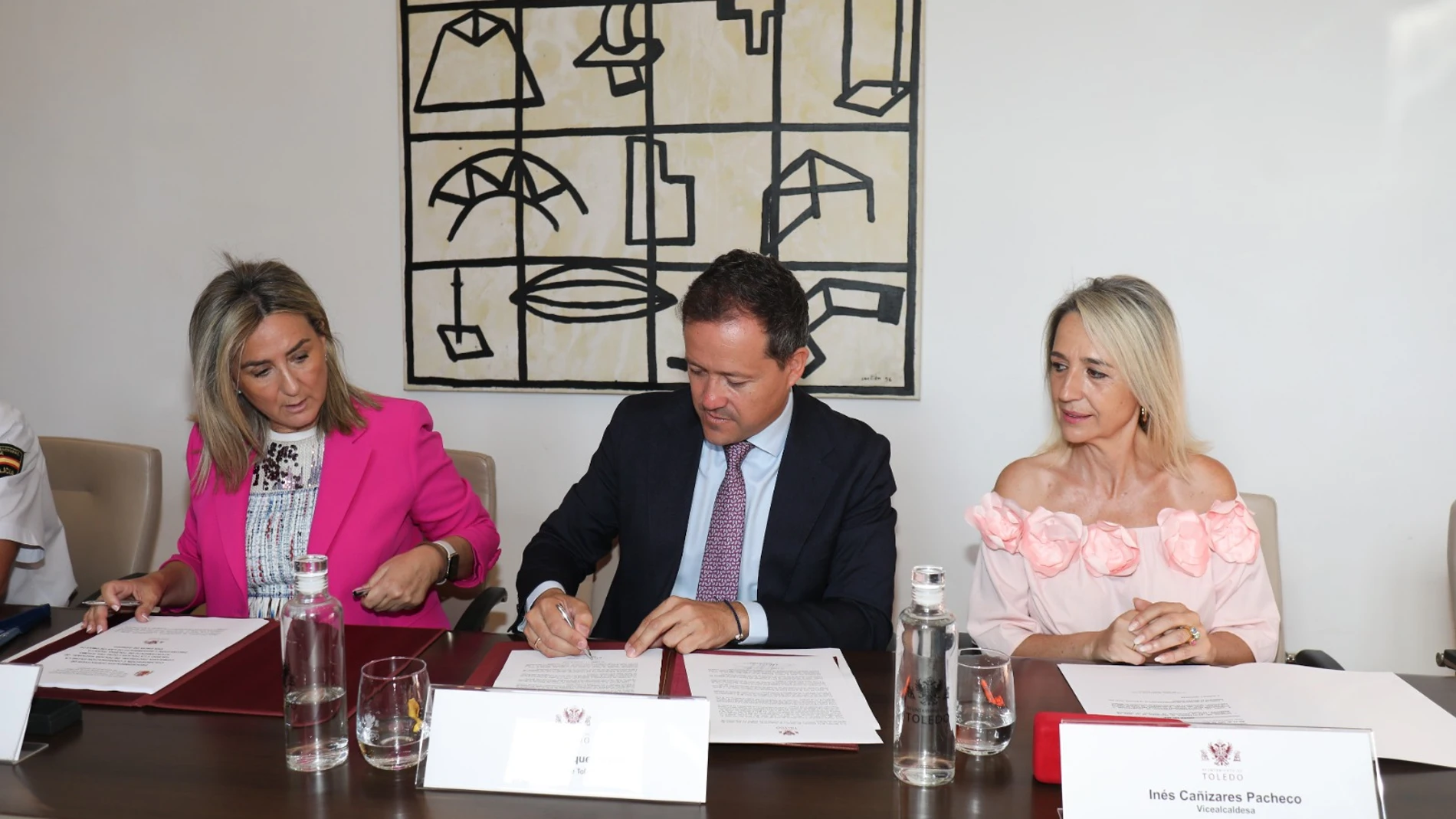 El alcalde de Toledo, Carlos Velázquez ha firmado hoy en el Ayuntamiento de Toledo el convenio VioGén, junto a la vicealcaldesa de Toledo, Inés Cañizares, y la delegada del Gobierno en Castilla-La Mancha, Milagros Tolón.