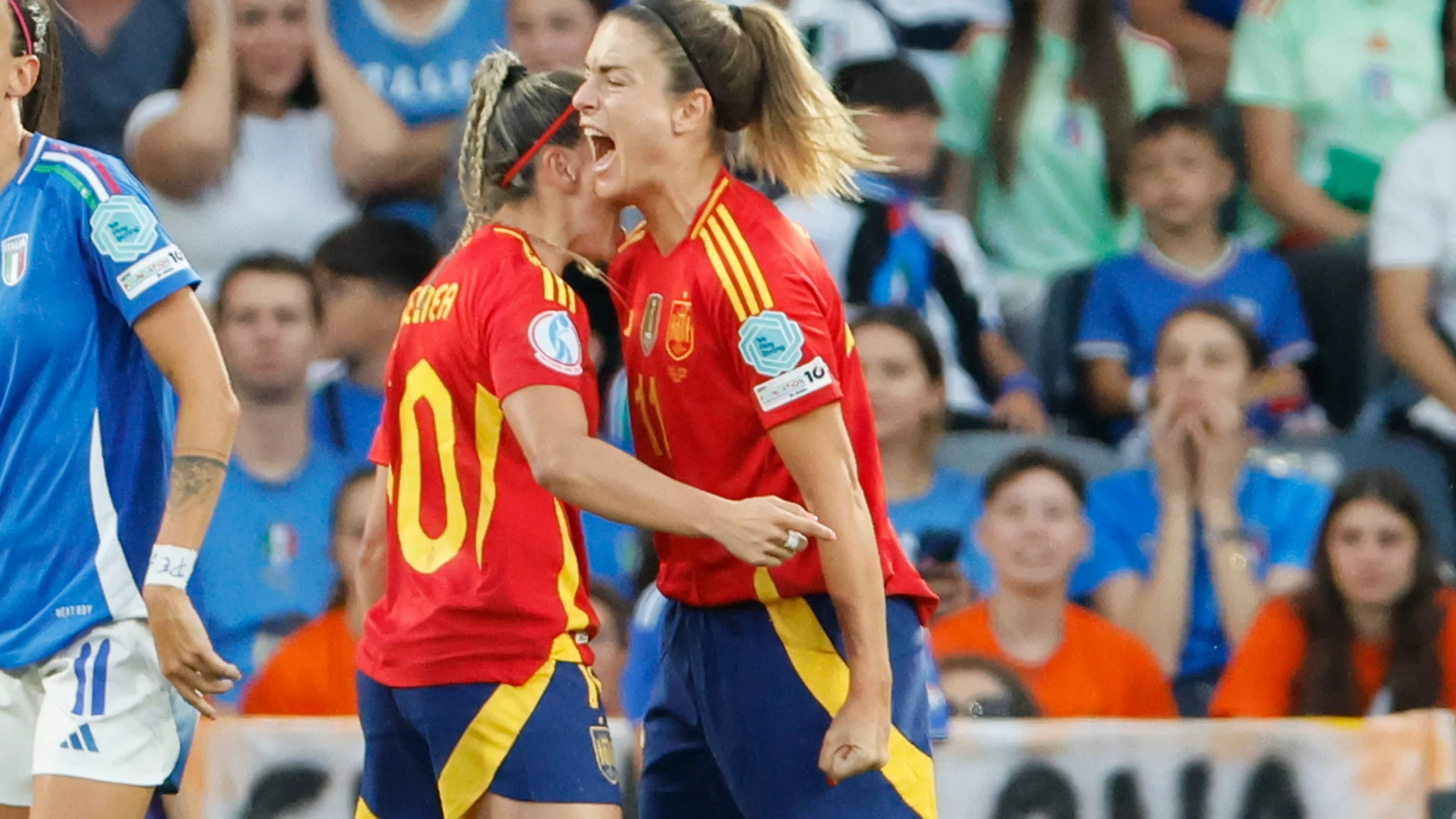 BERNA (SUIZA), 11/07/2025.- La delantera española Athenea del Castillo celebra tras anotar el gol del empate con su compañera Alexia Putellas (d) este viernes, durante el partido del Grupo B de la Eurocopa 2025 que disputan las selecciones de Italia y España, en el Estadio Wankdorf, en Berna (Suiza). EFE/ Ana Escobar