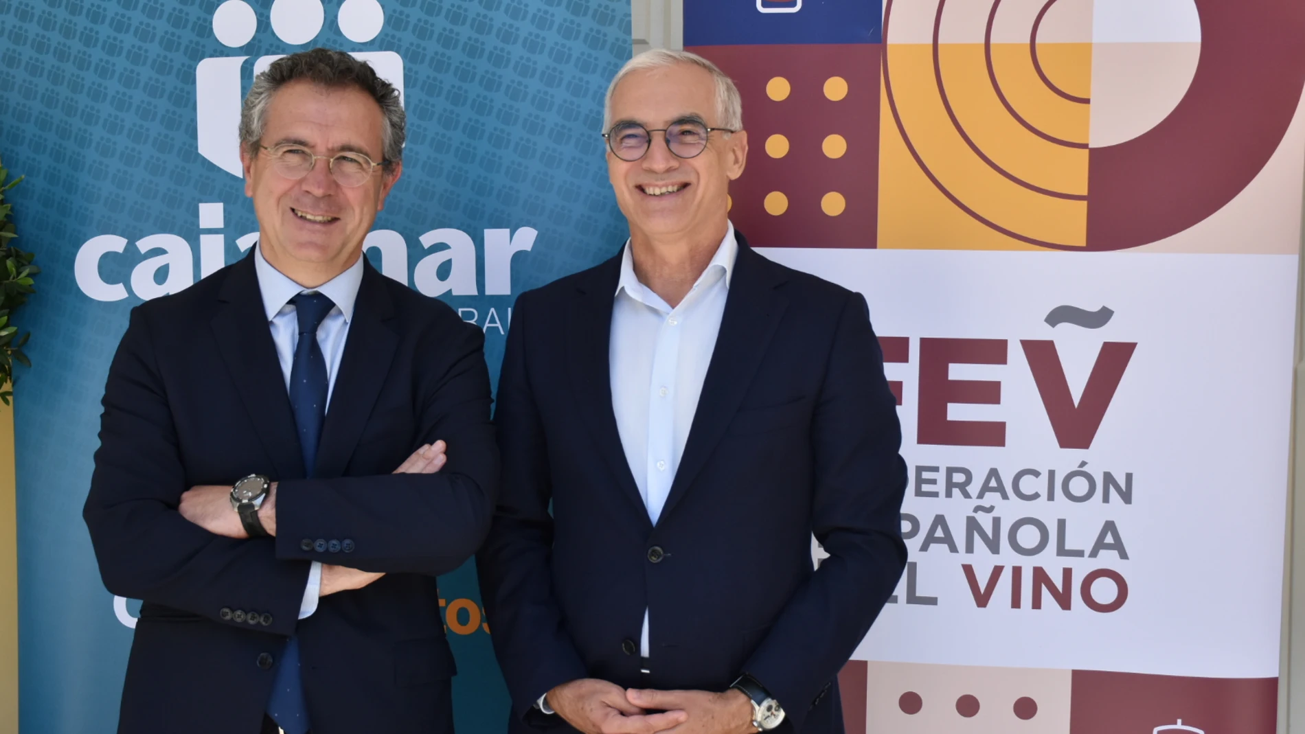El presidente de Cajamar, Eduardo Baamonde, y el director general de la Federación Española del Vino, José Luis Benítez