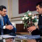 Moreno se reúne con el presidente ejecutivo de INDRA, Ángel Escribano, en Sevilla