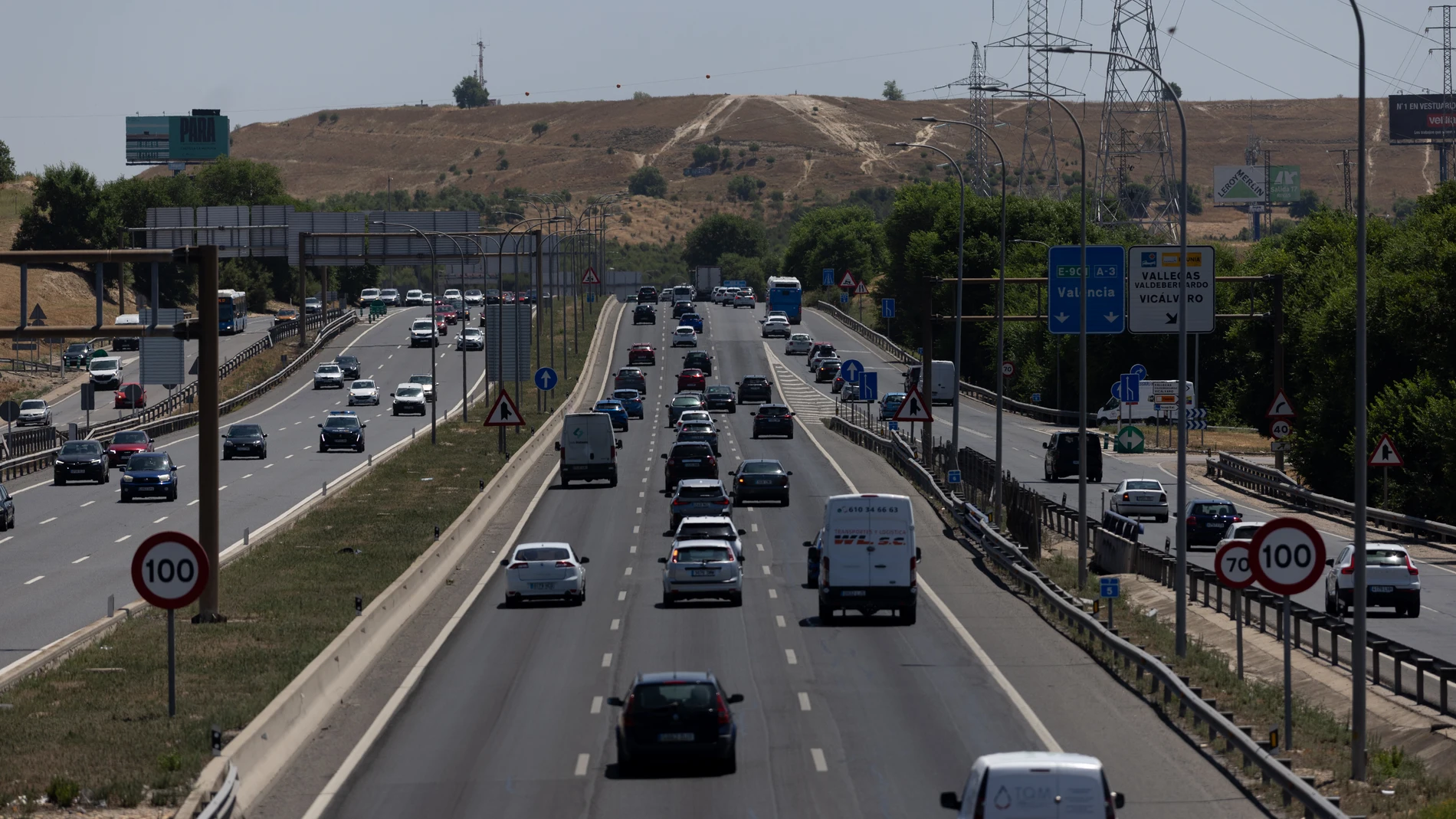 Vehículos en la autovía A3 a la altura del kilómetro 7, a 11 de julio de 2025, en Madrid (España). La DGT prevé más de 100 millones de desplazamientos de largo recorrido por carretera en España durante el verano de 2025, con 47,9 millones en julio. Para ello se han reforzado controles, instalado carriles adicionales y paralizado obras para garantizar la seguridad vial. 11 JULIO 2025;CARRETERA;VERANO;VACACIONES; Eduardo Parra / Europa Press 11/07/2025