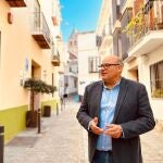 Imagen de archivo del alcalde de Vélez-Málaga, Jesús Lupiáñez, en el centro de la localidad