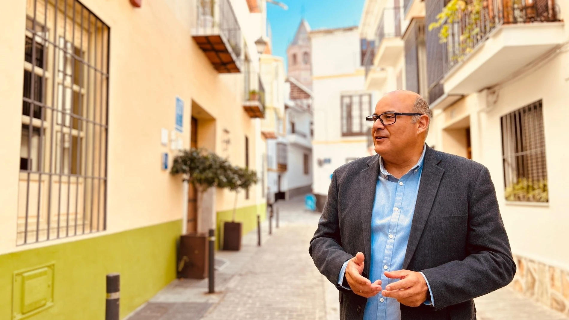 Imagen de archivo del alcalde de Vélez-Málaga, Jesús Lupiáñez, en el centro de la localidad