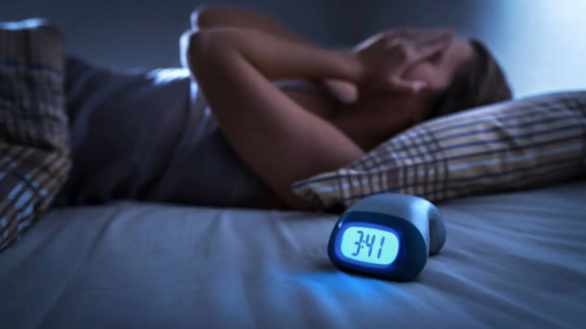 ¿Por qué todo el mundo duerme mal en verano? El error que cometes cada noche