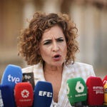 María Jesús Montero atiende a los medios antes de visitar las obras de urbanización del solar del antiguo cuartel de Artillería 'Daoiz y Velarde' 
