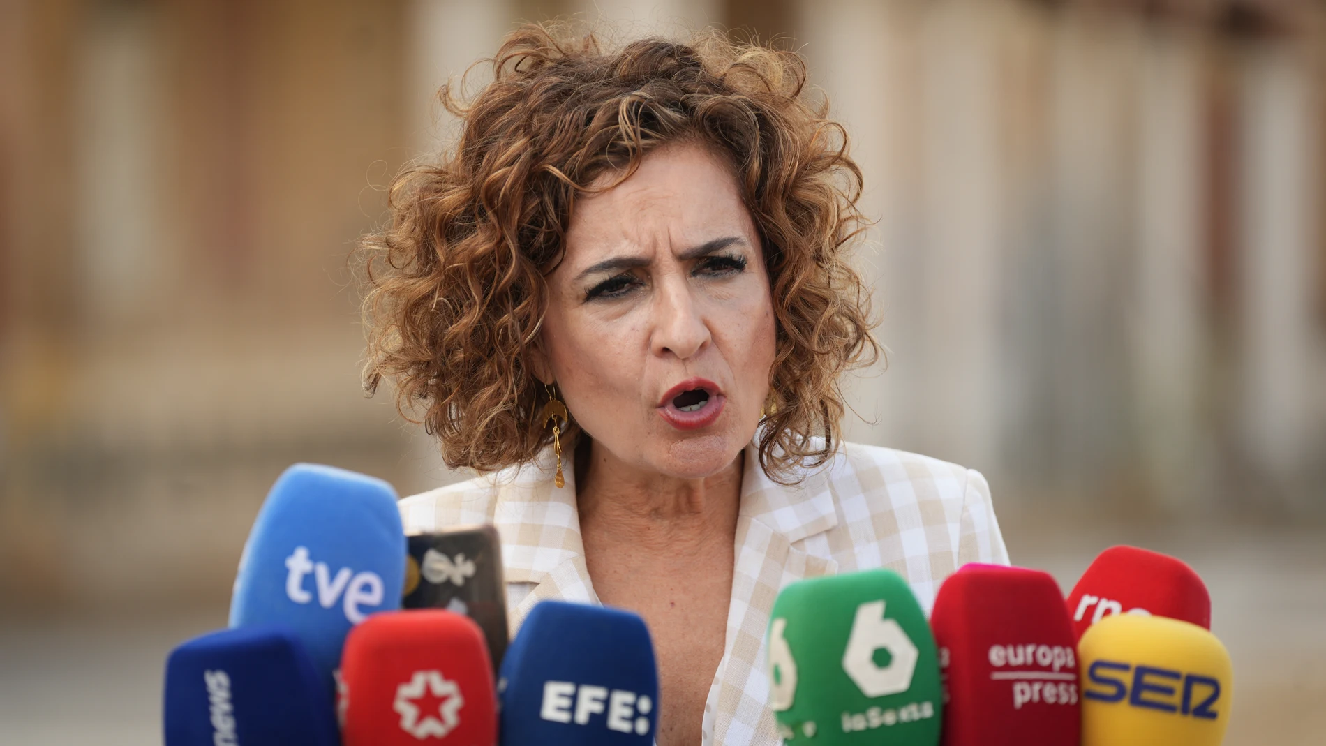 La vicepresidenta primera del Gobierno y ministra de Hacienda, María Jesús Montero, atiende a los medios antes de visitar las obras de urbanización del solar del antiguo cuartel de Artillería 'Daoiz y Velarde'. A 11 de julio de 2025, en Sevilla (Andalucía, España). La vicepresidenta primera del Gobierno y ministra de Hacienda, María Jesús Montero, tras auto de TS sobre pagos y donaciones de Ábalos: "Estamos muy tranquilos y todo está absolutamente en orden". 11 JULIO 2025 María José López /...