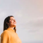 Estos comportamientos muestran que alguien está fingiendo ser feliz, según los psicólogos