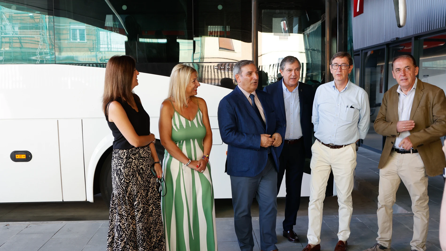 Sanz Merino visita la nueva estación de autobuses de Soria junto a Benito Serrano y Yolanda de Gregorio, entre otros