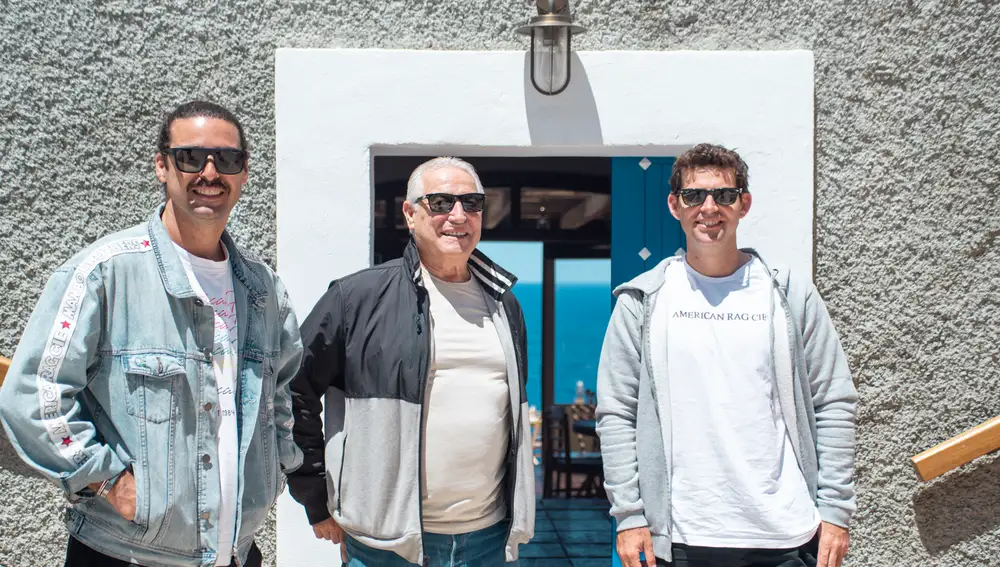 Anadón junto a sus hijos, Christian y Alan