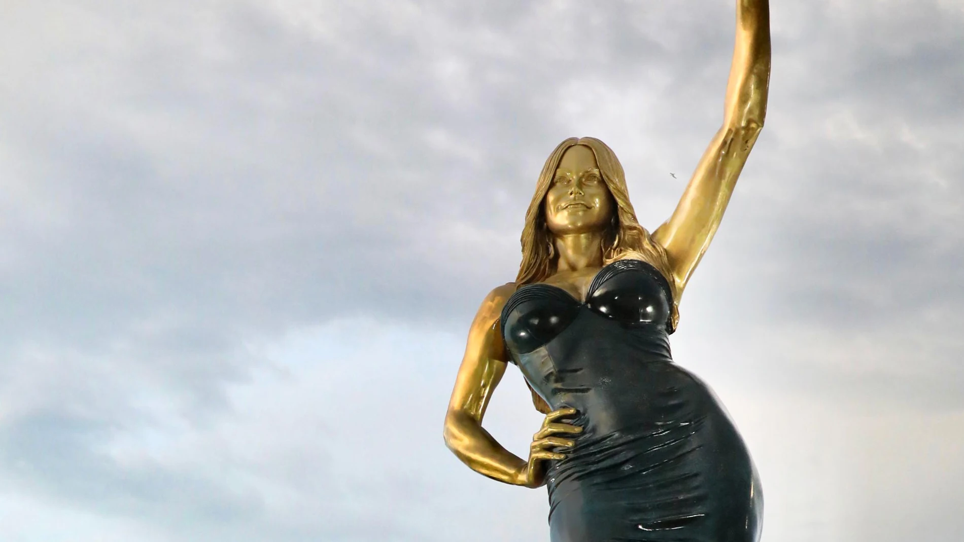 AME2079. BARRANQUILLA (COLOMBIA), 10/07/2025.- Fotografía cedida por la Alcaldía de Barranquilla que muestra una estatua de la actriz colombiana Sofía Vergara este jueves, en el Malecón del Río en Barranquilla (Colombia). Las autoridades de Barranquilla develaron una estatua monumental de la actriz, modelo y presentadora de televisión Sofía Vergara, como reconocimiento a su trayectoria internacional en el mundo del espectáculo. EFE/ Alcaldía de Barranquilla / SOLO USO EDITORIAL SOLO DISPONIBL...