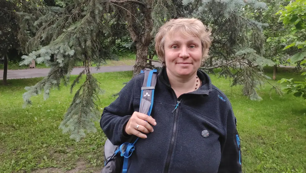 Olena Sosna durante un encuentro con LA RAZÓN en un parque en Jarkiv tras traer vehículos para los soldados ucranianos desde los Paises Bajos y Polonia