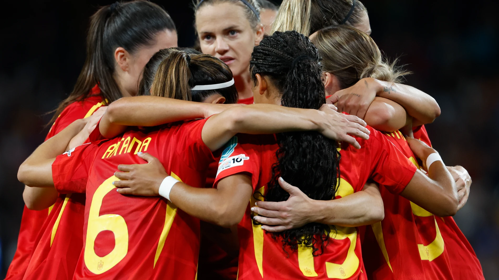 BERNA (SUIZA), 11/07/2025.- Las jugadoras de la selección española celebran el tercer gol del combinado español durante el partido del Grupo B de la Eurocopa 2025 que han disputado hoy viernes las selecciones de Italia y España, en el Estadio Wankdorf, en Berna (Suiza). EFE/ Ana Escobar