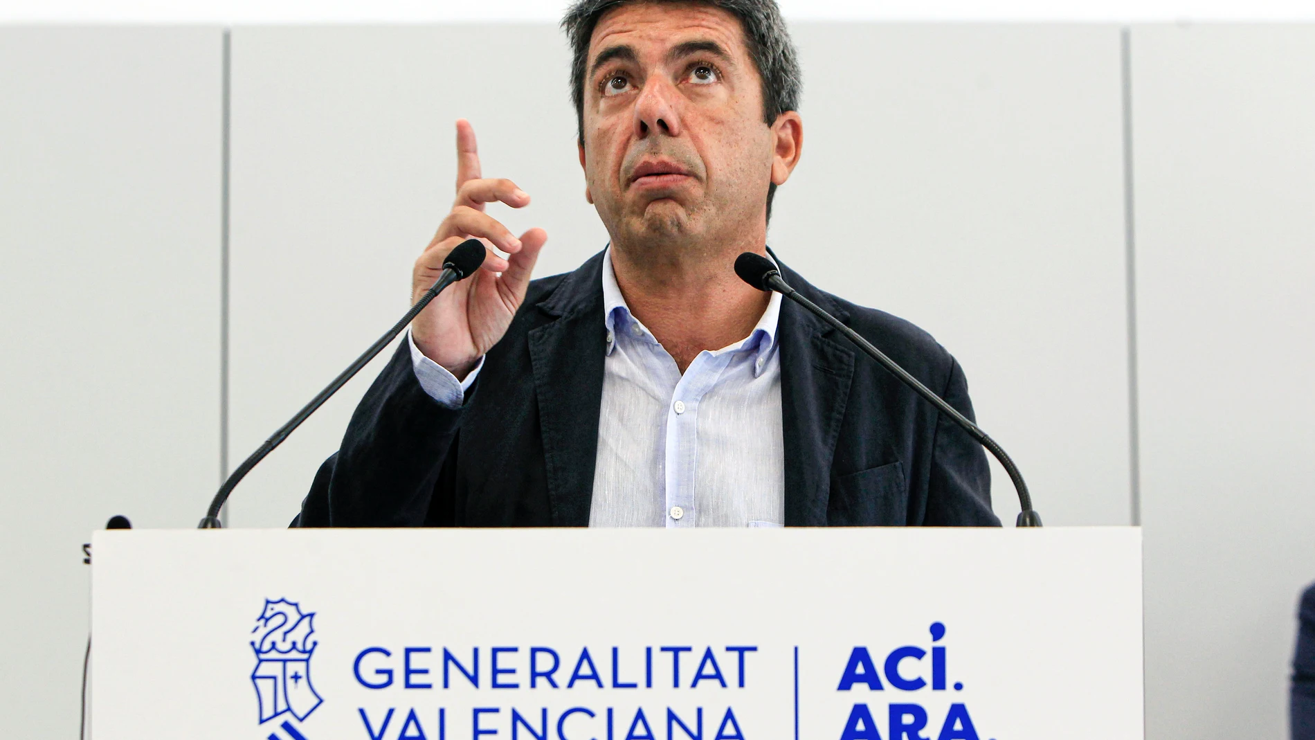 GRAFCVA8606. PETRER (ALICANTE), 11/07/2025.- El president de la Generalitat, Carlos Mazón, ha visitado, este viernes, el nuevo IES Azorín de Petrer (Alicante), cuya edificación se inició en 2007. Mazón, ha destacado que la apertura del nuevo instituto Azorín de Petrer es "simbólica" porque, con un millar de alumnos y una inversión de 13,3 millones de euros, se trata de un centro cuya construcción ha sido objeto de "abandono durante demasiado tiempo". EFE/Pep Morell