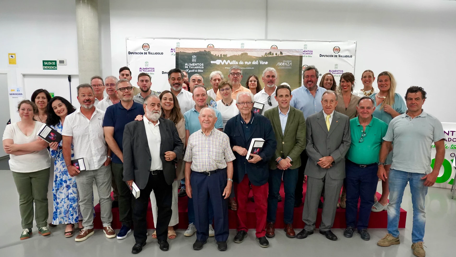 El presidente de la Diputación de Valladolid, Conrado Íscar, participa en la presentación de "Mis memorias del vino"