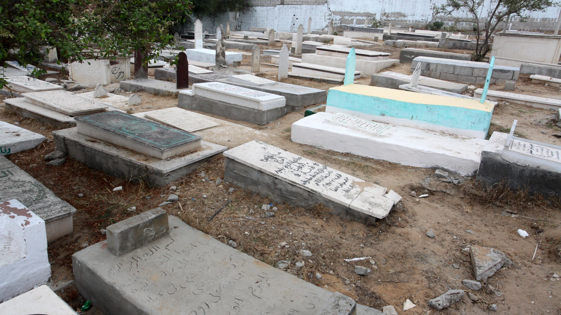 (Foto de ARCHIVO) October 27, 2022, Gaza city, Gaza Strip, Palestinian Territory: A view of a cemetery in Gaza city amid a dilemma finding land to build graves, due to the growing pressure on land in Gaza on October 27, 2022. Gaza city face a dilemma finding land to build graves because of the reality of Gaza and its population growth. Already the Waqf Ministry has closed down 24 cemeteries which had reached capacity, though many families continue to bury their dead in the old graveyards clo...