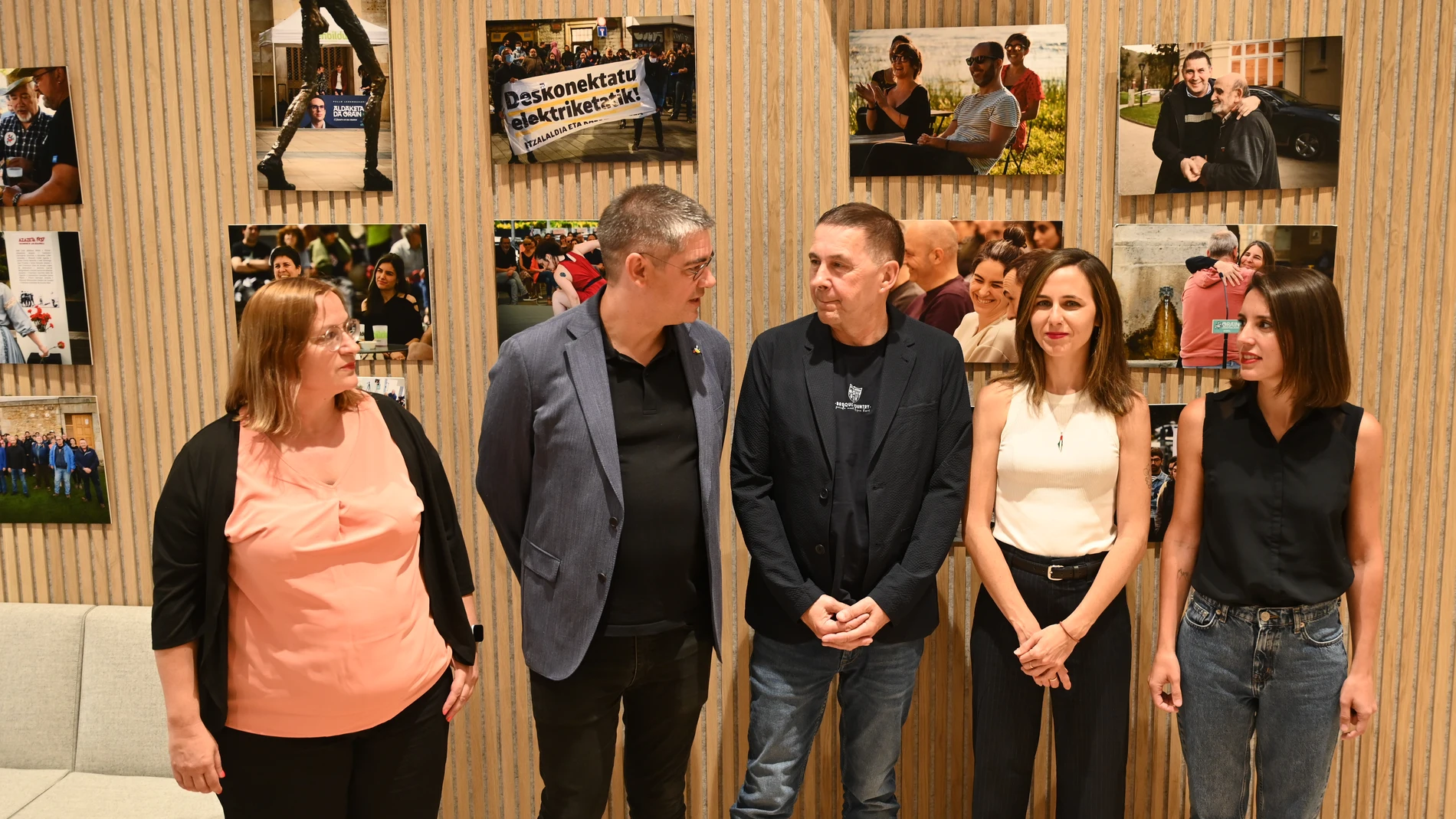 El secretario general de EH Bildu, Arnaldo Otegi (3d), y la portavoz de Podemos en el Congreso, Ione Belarra (2d), y la secretaria de Podemos y eurodiputada, Irene Montero (d), la Secretaria de Organización, Sonia Jacinto (i) y el secretario de Relaciones Políticas, Gorka Elejabarrieta (2i), durante una reunión, a 11 de julio de 2025, en Vitoria-Gasteiz, Álava, País Vasco (España). El encuentro forma parte de una ronda de contactos promovida por Otegi para mostrar transparencia sobre las rela...