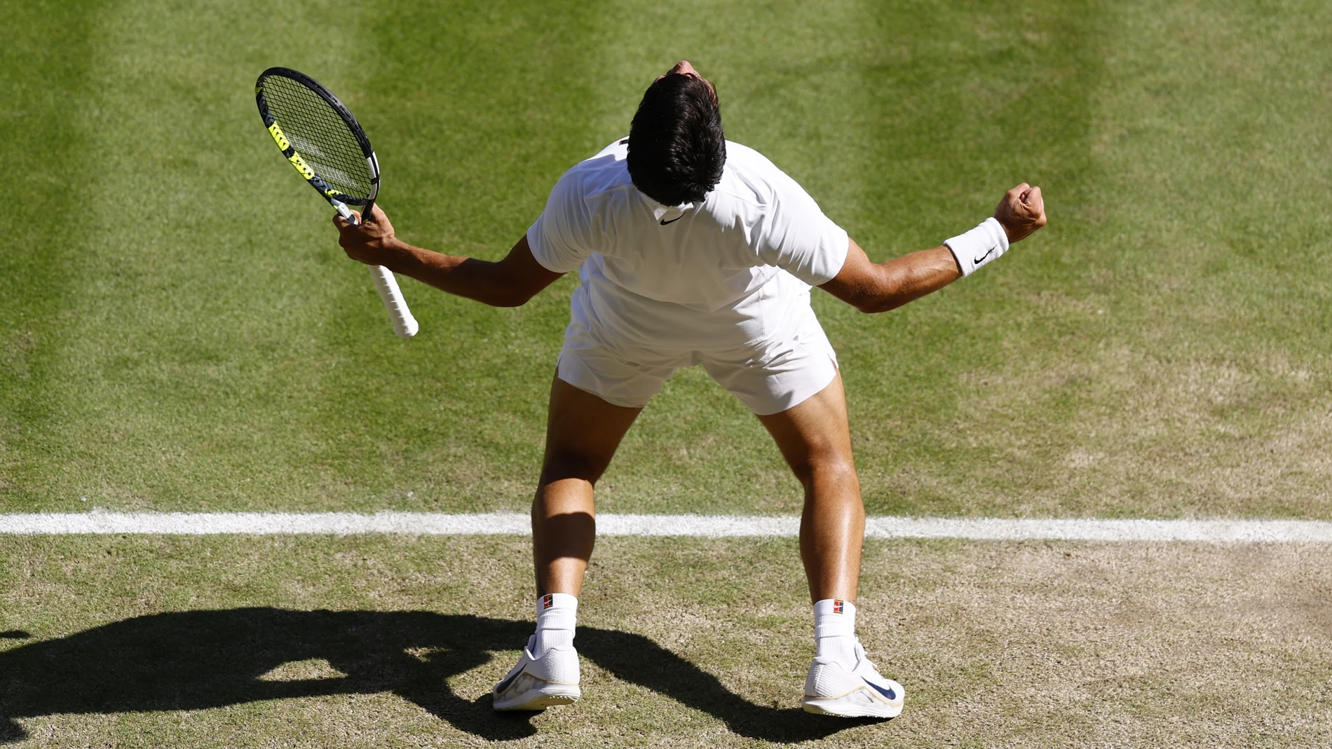 Wimbledon (United Kingdom), 11/07/2025.- Carlos Alcaraz of Spain celebrates wining the Men's Singles semi-finals match against Taylor Fritz of the USA at the Wimbledon Championships, Wimbledon, Britain, 11 July 2025. (Tenis, España, Reino Unido) EFE/EPA/TOLGA AKMEN EDITORIAL USE ONLY