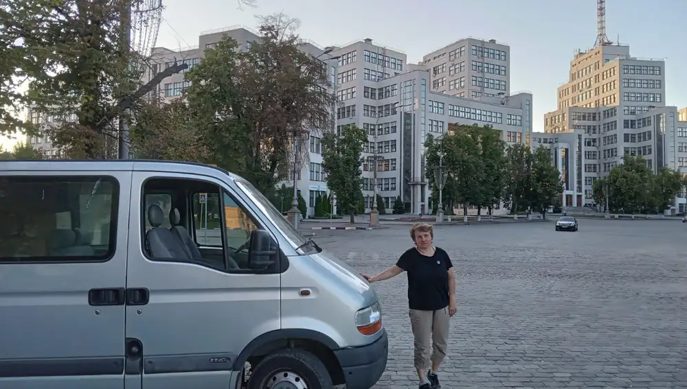 Olena Sosna en el centro de Jarkiv junto a uno de los vehículos traídos para los soldados ucranianos