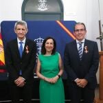 La minsitra de Defensa, Margarita Robles, junto al presidente de la Fundación Unicaja, José M. Domínguez, y el director general de la institución, Sergio Corral