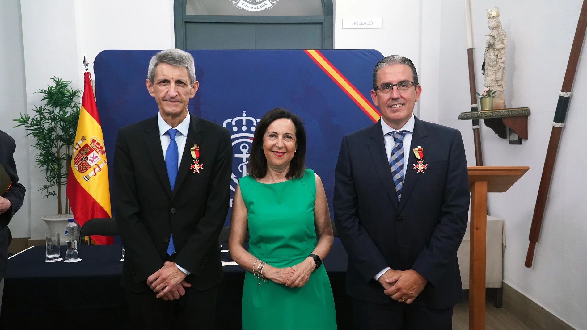 La minsitra de Defensa, Margarita Robles, junto al presidente de la Fundación Unicaja, José M. Domínguez, y el director general de la institución, Sergio Corral