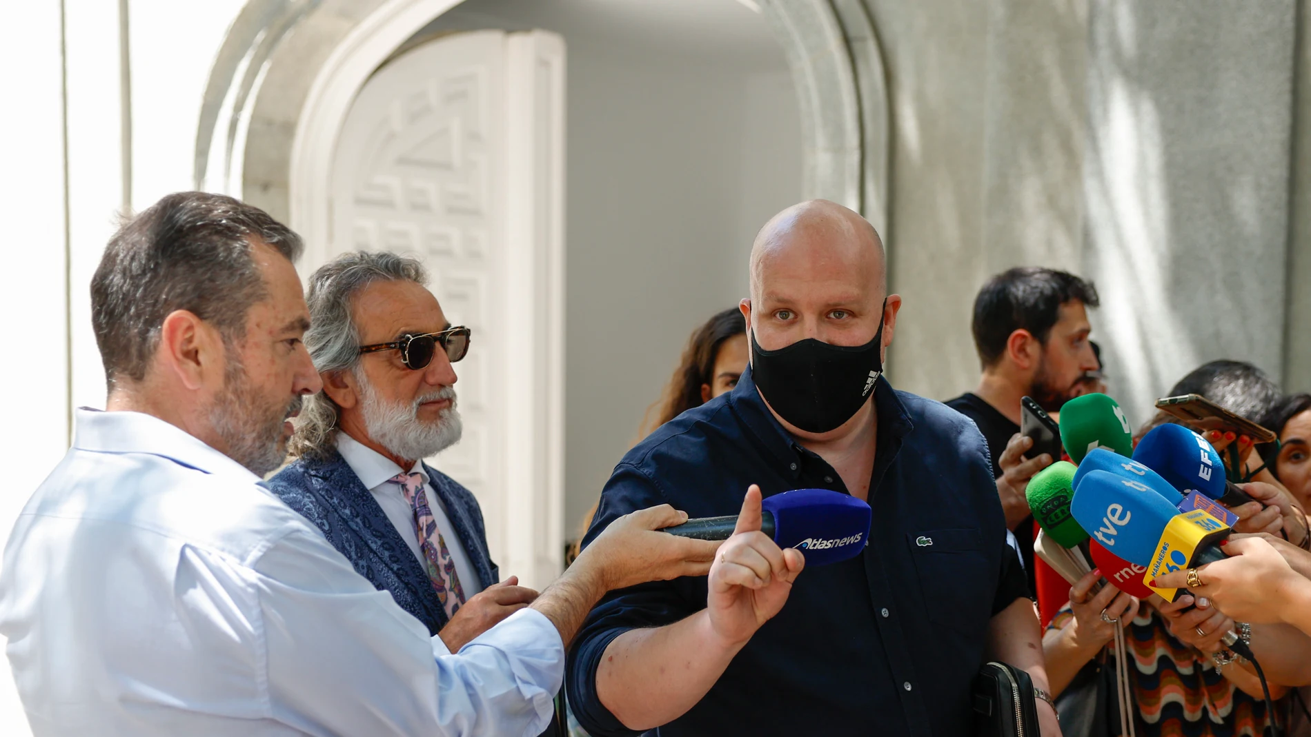 MADRID, 11/07/2025.- El empresario Álvaro Romillo (c) discute con un hombre (no aparce) que le increpa por un tema de fraude de criptomonedas mientras atiende a la prensa tras testificar ante el Tribunal Supremo este viernes. Romillo fue quien denunció al eurodiputado Luis Pérez Fernández, conocido como Alvise, a quien dijo haber entregado el 27 de mayo de 2024, antes de las elecciones europeas, 100.000 euros para su formación. EFE/ Mariscal