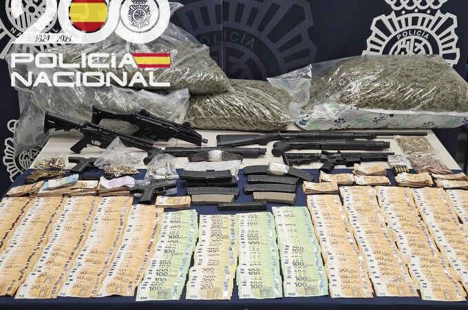 Armas, drogas y dinero incautado en las dos operaciones policiales en Sevilla.