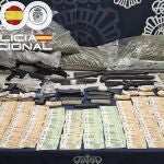 Armas, drogas y dinero incautado en las dos operaciones policiales en Sevilla.