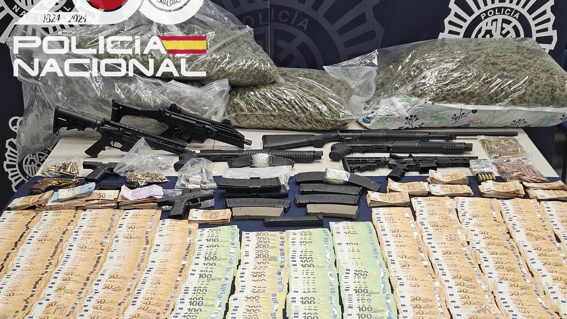 Armas, drogas y dinero incautado en las dos operaciones policiales en Sevilla. REMITIDA / HANDOUT por POLICÍA NACIONAL Fotografía remitida a medios de comunicación exclusivamente para ilustrar la noticia a la que hace referencia la imagen, y citando la procedencia de la imagen en la firma 11/07/2025