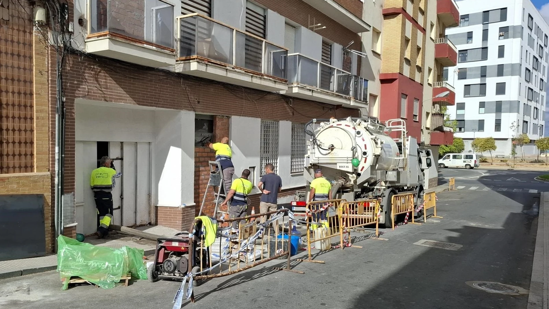 Edificio desocupado en la calle Tharsis. REMITIDA / HANDOUT por AYUNTAMIENTO DE HUELVA Fotografía remitida a medios de comunicación exclusivamente para ilustrar la noticia a la que hace referencia la imagen, y citando la procedencia de la imagen en la firma 11/07/2025