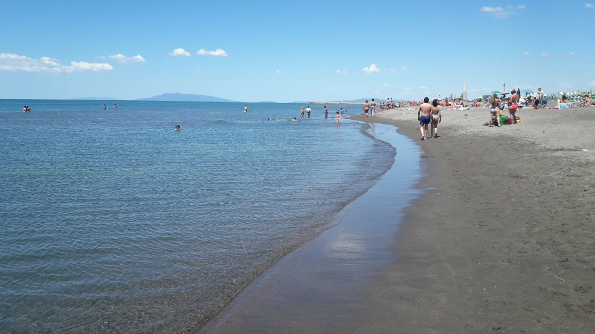 Muere un adolescente en Italia tras quedar sepultado en la playa por el agujero que había cavado con sus hermanos