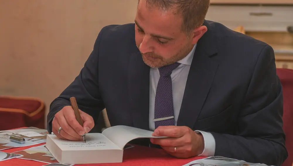 Jesus María Sánchez dedica un ejemplar